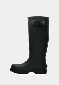 Žalios guminės lietaus bootai su tekstūruotu paviršiumi, tvirtu juodu padu, šoniniu sagties detalizavimu ir tiesia, aukšta forma.