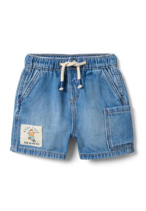 Hellblaue Denim-Kinderhose mit elastischem Bund, weißem Kordelzug, vorderer aufgesetzter Tasche, seitlicher Cargotasche und einem Skateboard-Graphic-Patch.