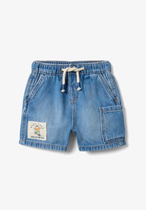 Pantalones cortos de mezclilla azul claro para niños pequeños con cintura elástica, cordón blanco, bolsillo frontal parche, bolsillo lateral tipo cargo y parche gráfico de patineta.