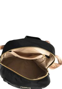 Zaino nero realizzato in materiale morbido con una cerniera dorata. Presenta un interno beige con una tasca con cerniera e due scomparti aperti.