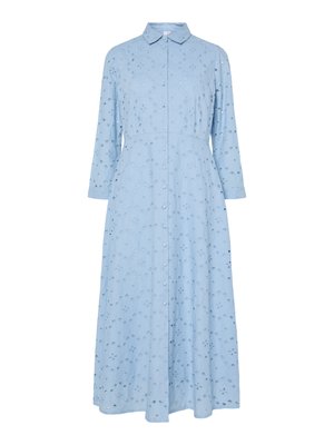 Vestido azul claro com colarinho, mangas longas, fecho de botões e padrões recortados bordados por todo o tecido. Silhueta em A.