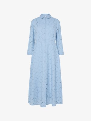 Vestido azul claro com colarinho, mangas longas, fecho de botões e padrões recortados bordados por todo o tecido. Silhueta em A.