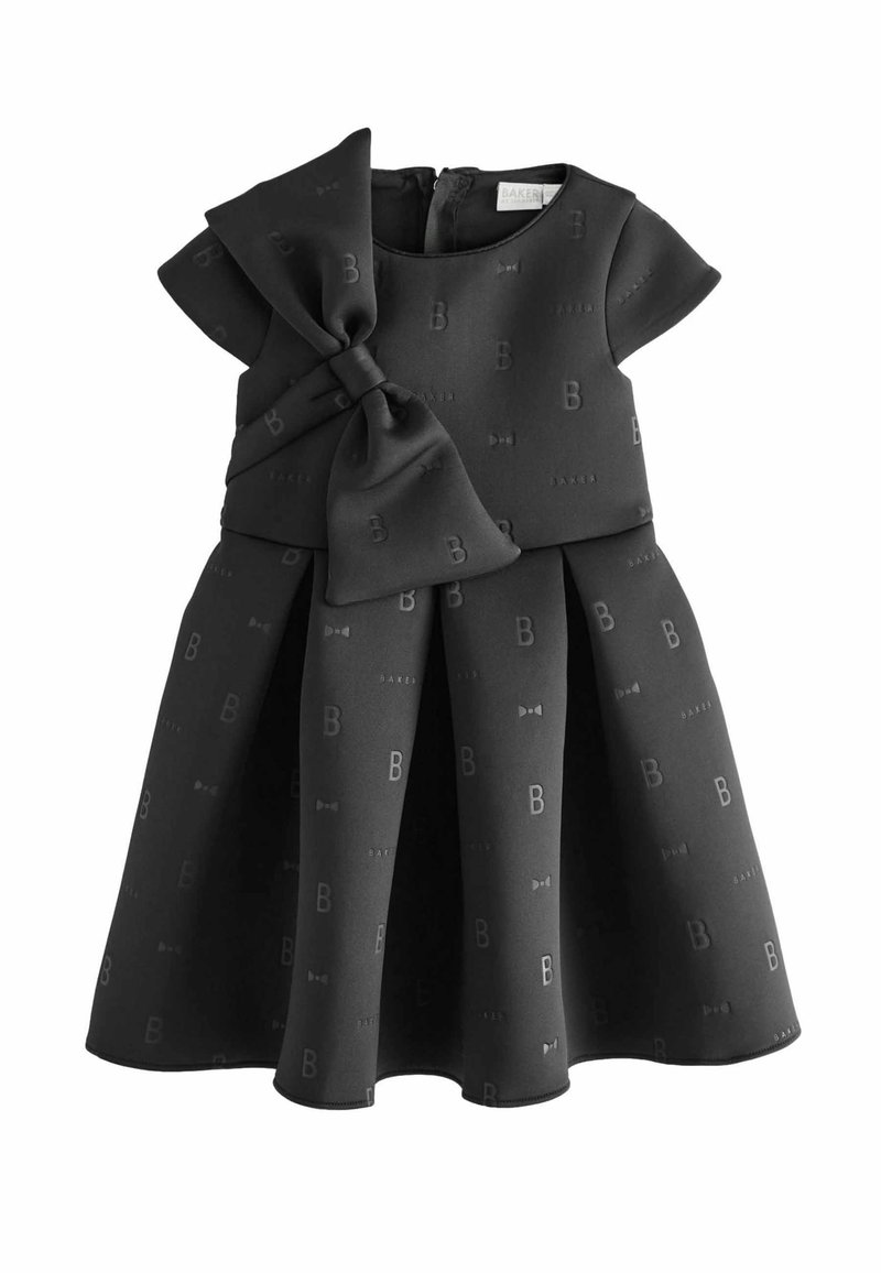 Vestido negro de mangas cortas, con un gran lazo en la cintura y falda plisada. El material presenta patrones en relieve de la letra B y lazo en toda su superficie.