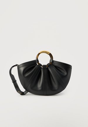 Borsa a mano in pelle nera con corpo ampio e plissettato, manici circolari in tartaruga e tracolla regolabile su sfondo neutro.