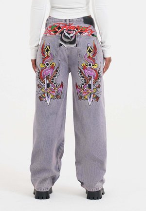 Jeans grigi a gamba larga con ricamo colorato di drago e pugnale sulle tasche posteriori e "Ed Hardy" ricamato sopra la vita.