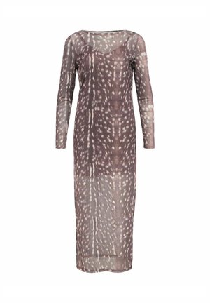 Robe longue en maille transparente avec un motif tacheté de brun et blanc, à manches longues et décolleté dégagé.
