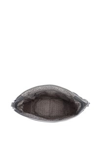Graue Ledertasche mit Reißverschluss. Das Innere zeigt ein Muster aus wiederholtem Text in Hellbraun auf beigem Hintergrund.