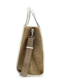 Witte en beige draagtas met een gestructureerde geweven binnenkant, voorzien van een verstelbare band met patroon en metalen accenten.