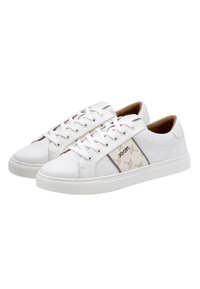 Baskets en cuir blanc avec un panneau beige texturé à motif, semelle en caoutchouc blanche plate et design classique à lacets.