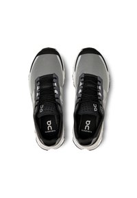 Grijze sport schoenen met een bovenkant van mesh, zwarte accenten en een comfortabele zool. Opvallende branding op de tong en zijkant. Gestrikt ontwerp.