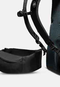 Svart bärrem med en texturerad yta, justerbara remmar och en separat vadderad stöddel, designad för säker användning med en ryggsäck.