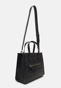 Černá kožená kabelka s raženým vzorem "GUESS", dvojitými úchyty, nastavitelným ramenním popruhem a přední kapsou na zip.
