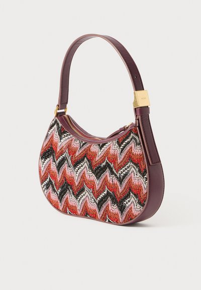 Hobo τσάντα με μαρούλι δερμάτινο λουρί και υφή πολύχρωμου ζιγκ-ζαγκ μοτίβου σε κόκκινο, μαύρο και ροζ, με χρυσή φερμουάρ λεπτομέρεια.