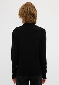 Czarny sweter z długimi rękawami, ryflowanym kołnierzem i dołem. Lekka dzianina o gładkiej fakturze. Minimalistyczny design.