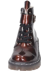 Bottine en cuir verni marron avec lacets noirs, fermeture éclair latérale, sangle à boucle et semelle en caoutchouc texturée. Caractéristiques : bout rond et couture blanche.