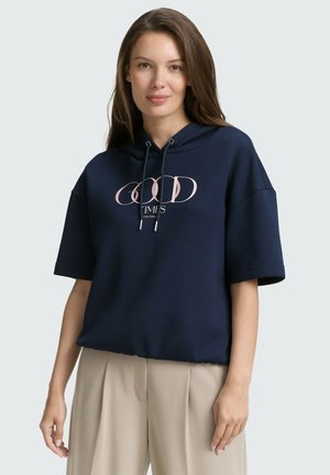 Marineblaue Kapuzenjacke mit kurzen Ärmeln, Kordelzugkapuze und einem pinken Aufdruck "600 TIMES" auf der Vorderseite. Weicher Stoff.