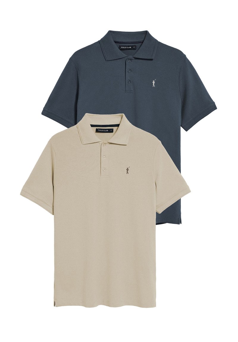 Due polo shirt impilati; uno blu navy e uno beige. Entrambi hanno maniche corte, colletto, tre bottoni e un piccolo logo ricamato sul petto.