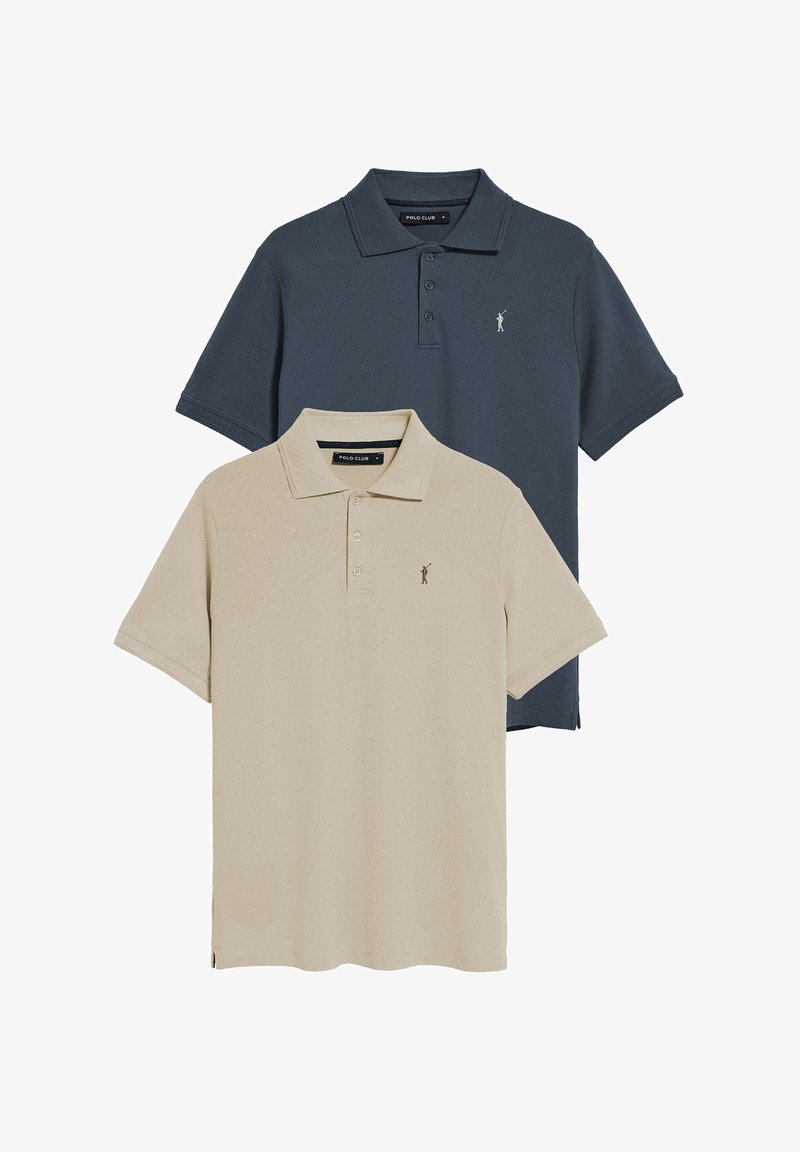 Twee polo's gestapeld; één marineblauw en één beige. Beide hebben korte mouwen, een kraag, drie knopen en een klein geborduurd logo op de borst.