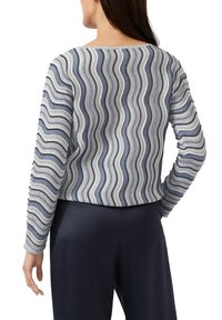 Strickpullover mit wellenförmigem Muster in Blau und Creme, ausgestattet mit langen Ärmeln und einem Bootsausschnitt. Weiche Textur mit metallischen Akzenten.