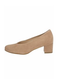 Escarpin en suède beige avec un petit talon carré, un bout rond et une texture lisse. Le design présente une découpe discrète le long du coup de pied.