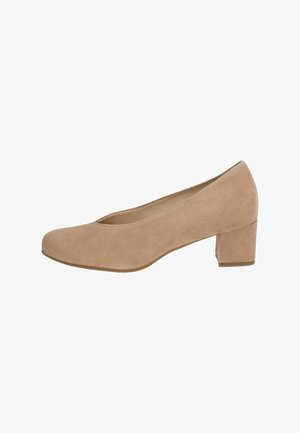 Zapato de tacón bajo de ante beige, con punta redonda y una textura suave. El diseño presenta un sutil corte a lo largo del empeine.