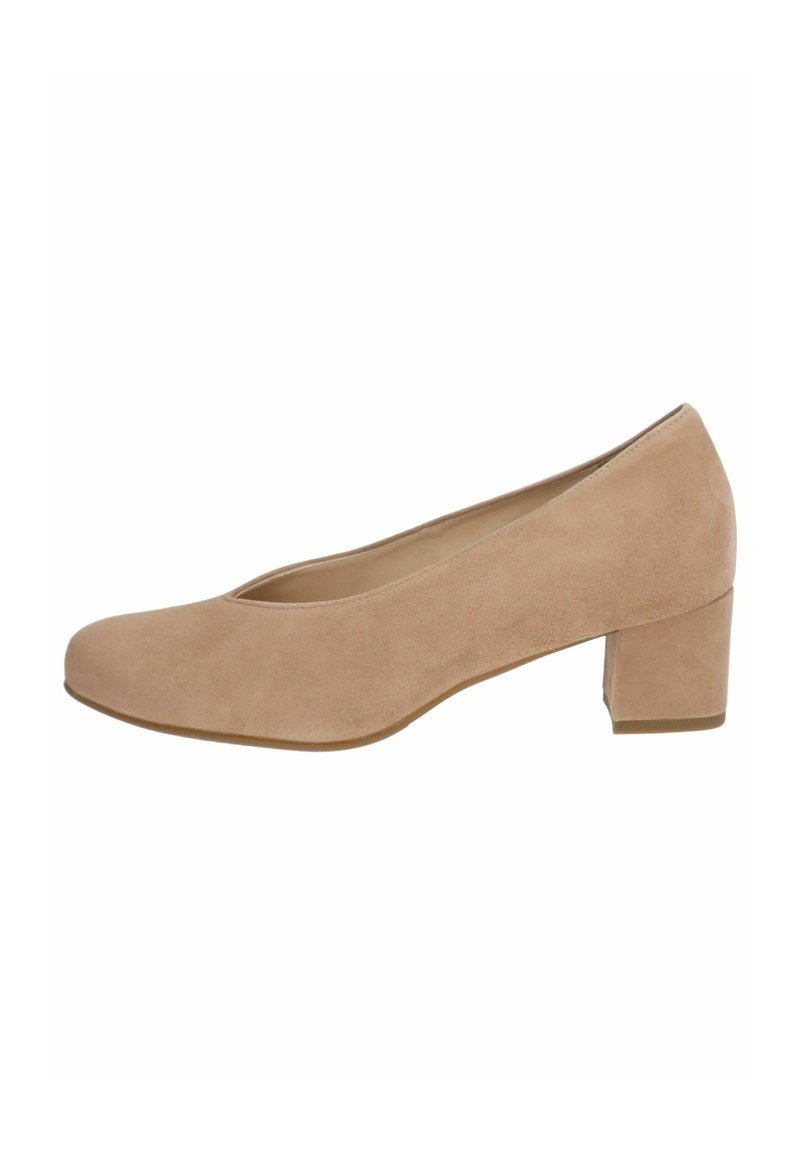 Escarpin en suède beige avec un petit talon carré, un bout rond et une texture lisse. Le design présente une découpe discrète le long du coup de pied.