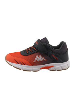 Oranje en zwarte sportschoen met witte zool, oranje veters, klittenbandsluiting en Kappa-logo aan de zijkant, gezien van links.
