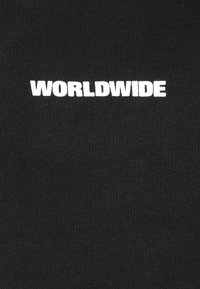 Zwart katoenstof met een gladde textuur, met het woord "WORLDWIDE" in vetgedrukte witte letters in het midden.