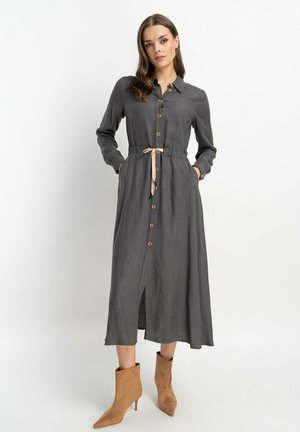 Graues langärmliges Hemdkleid aus Strukturstoff, mit einem Taillengürtel und seitlichen Taschen. Mit aufgesetztem Kragen und schlitz bis zum Knie.