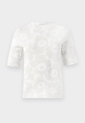 Weißes kurzärmliges Oberteil mit floralem Muster und rundem Ausschnitt, das eine strukturierte Oberfläche und subtile graue Akzentuierungen im gesamten Design aufweist.