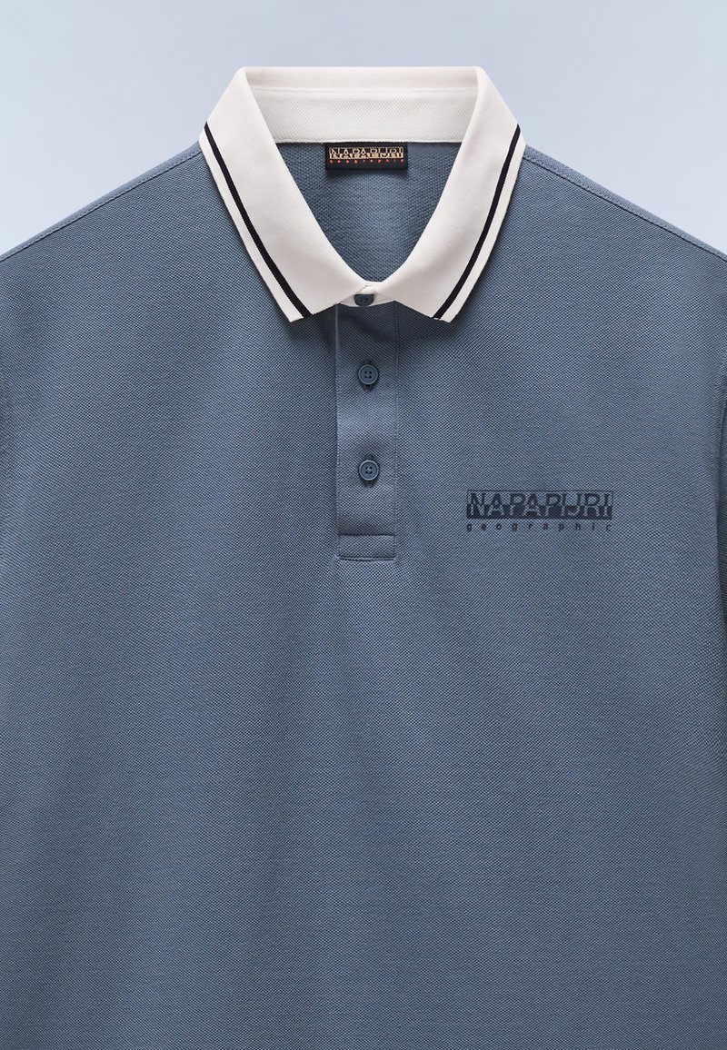 Polohemd in Hellblau mit einem weißen, gestreiften Kragen. Verfügt über eine Zwei-Knopf-Leiste und das "Napapijri Geographic"-Logo auf der linken Brust.