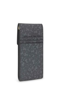 Tarjetero hecho de un material gris texturizado con un diseño estampado. Presenta múltiples ranuras para tarjetas y un cierre de solapa. Forma compacta y rectangular.