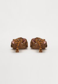 Mules à talons en cuir suédé imprimé léopard avec un bout arrondi, un intérieur rose et un talon bloc. Présente des accents froncés sur le dessus.