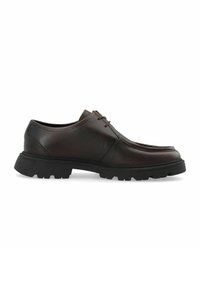 Chaussure en cuir brun foncé avec une surface texturée, bout arrondi et laçage. Présente une semelle épaisse en caoutchouc noir avec un motif de traction.
