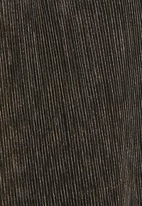 Närbild av mörk tyg med tätt packade, tunna vertikala metalliska ränder som skapar en texturerad, reflekterande yta.