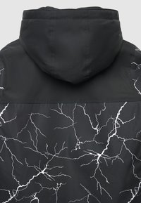 Giacca nera con cappuccio, caratterizzata da un motivo a fulmine bianco sulla schiena e sulle maniche.