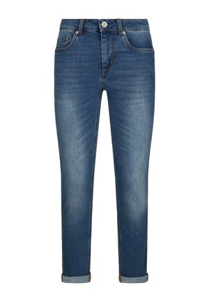 Siniset farkut, joissa on käännetyt lahkeet, edessä napin ja vetoketjun suljenta sekä viiden taskun malli, ja niissä on hienovaraiset haalistuneet yksityiskohdat reisissä.