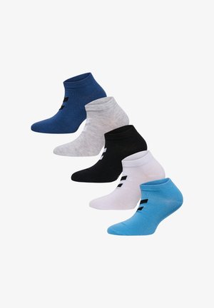 Vijf paren enkelsokken in blauw, grijs, zwart, wit en lichtblauw. Elk paar heeft een geribde boord en een klein logoteken.