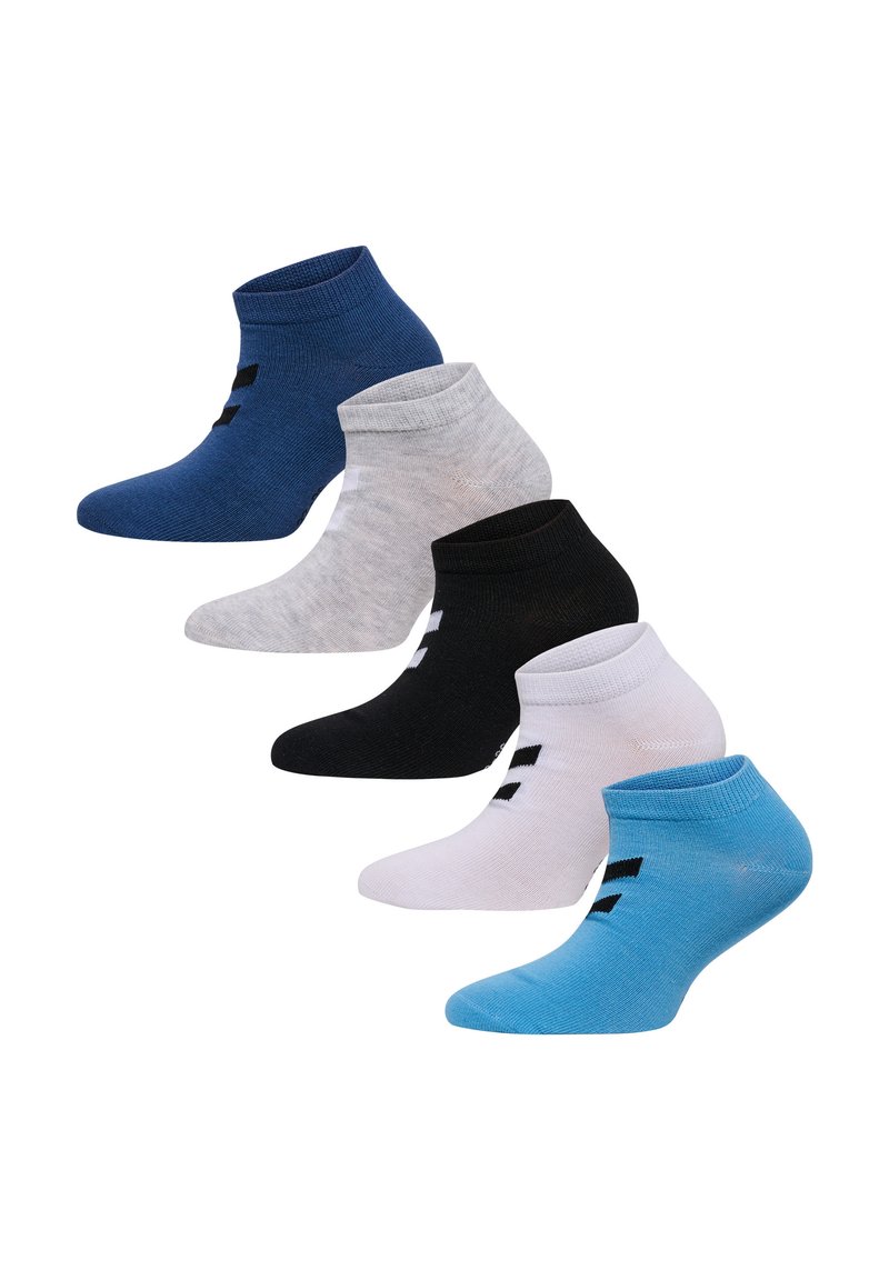 Fem par ankelsockor i blått, grått, svart, vitt och ljusblått. Varje par har en ribbad mudd och en liten logotypdetalj.