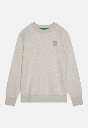 Sweatshirt gris avec un col rond, des poignets et un ourlet côtelés. Présente un petit logo carré sur la poitrine gauche. Fabriqué à partir d'un tissu doux et texturé.