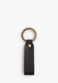 Llavero de cuero marrón con un anillo de latón y un cierre a presión, con texto grabado que dice "HECHO EN ESPAÑA". Diseño simple y funcional.