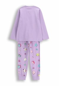 Fioletowa bluzka z długim rękawem oraz dopasowane spodnie do piżamy w różnorodne kolorowe postacie z kreskówek na liliowym tle. Miękki, bawełniany materiał.