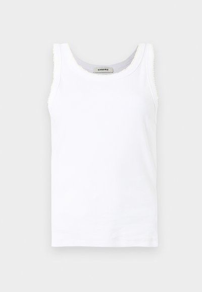 Λευκό μπλουζάκι χωρίς μανίκια με ριμπ ύφανση, στρογγυλή λαιμόκοψη και διακριτική δαντέλα κατά μήκος των άκρων, εμφανιζόμενο σε απλό φόντο.