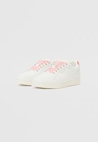 Sneakers albe cu piele texturată, sireturi în zig-zag roz și roșu, guler căptușit și o talpă moale din cauciuc. Logo-ul "REPLAY" în galben pe lateral.