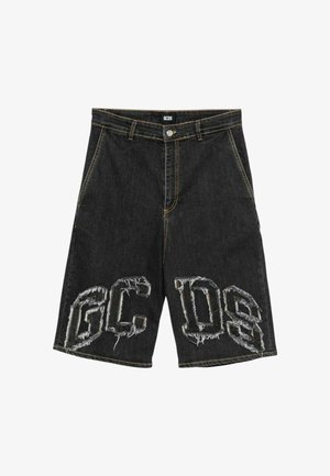 Shorts di denim neri con grandi lettere GCDS sfilacciate cucite sulle gambe anteriori e sulle tasche laterali.