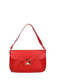 Borsa a tracolla in pelle rossa con design piatto, tracolla regolabile e dettagli in metallo dorato. Texture liscia, forma minimalista.