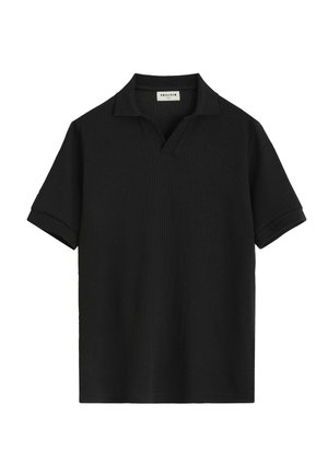 Polo noir à manches courtes avec tissu texturé, col ouvert et poignets de manches repliés, étiquette "Frilivin" à l'intérieur du col.