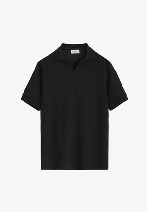 Polo noir à manches courtes avec tissu texturé, col ouvert et poignets de manches repliés, étiquette "Frilivin" à l'intérieur du col.
