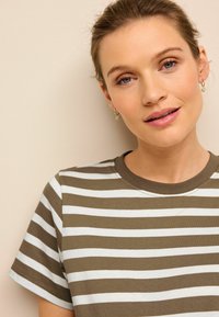 Next STRIPE  REGULAR FIT - Svetríkové šaty - neutral