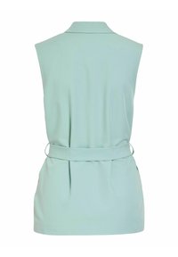 Varrukateta hele sinine vest kaeluse ja sobiva vööga, näht tagantpoolt, sileda kangatekstuuriga.